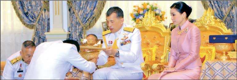 Photos Thai King Maha Vajiralongkorn Marries Royal Bodyguard Quartz